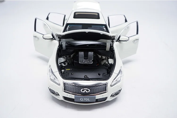 Модель автомобиля из цинкового сплава Infiniti Q70L 1:18 2017 коллекционная и подарочная
