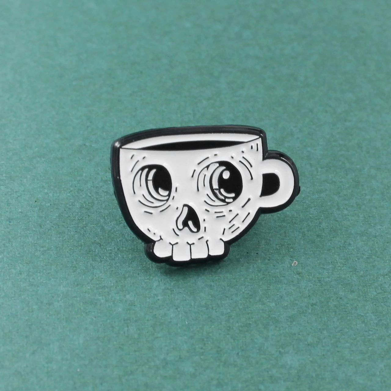 

Punk Skull Coffee Cup Brooch White Skeleton Skull Pattern Shape Coffee Cup Enamel Pin Leather Lapel Badge Halloween Friend Gift