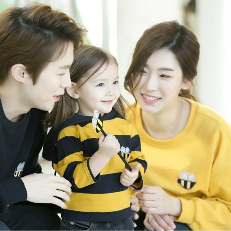 

Parents and Children Clothes Spring and Autumn Honey Bee Baby Cap Cartoon Kids Sweaters Fashion Mom Dad Family Matching Outfits