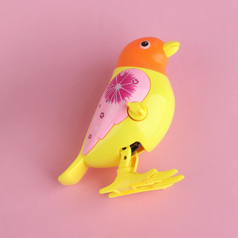 Дизайн Милая пластиковая игрушка птица Дети Ранние развивающие игрушки цвет случайный заводная игрушка