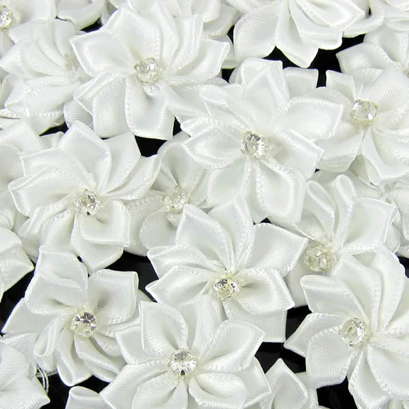40 шт. белые маленькие атласные цветы ручной работы из ткани, стразы, аппликации для шитья, аксессуары для свадебной одежды, цветы для рукоделия 28 мм