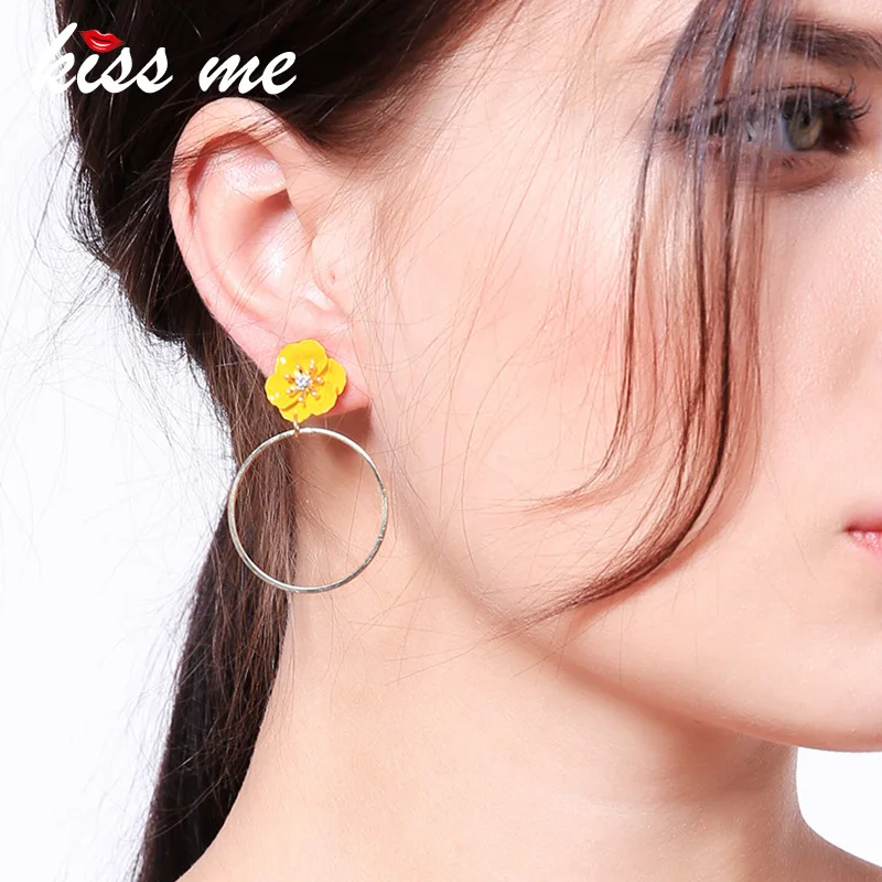 Женские серьги подвески KISS ME корейские из сплава с кристаллами и цветком милые