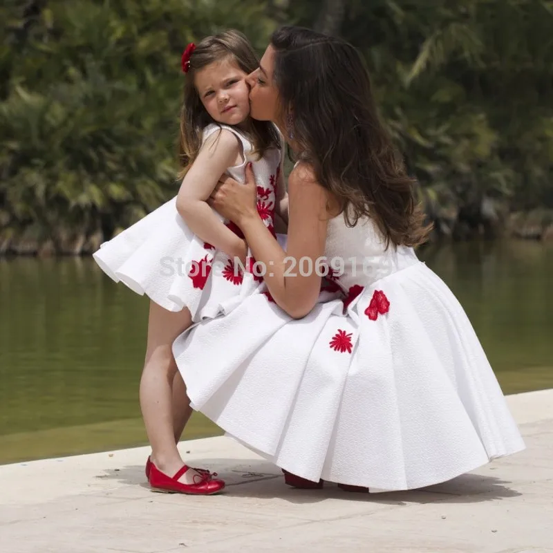 Элегантные белые короткие платья с цветочным узором для девочек, с красной аппликацией, трапециевидный топ на бретелях, драпированная юбка, вечерние платья для мамы и дочки