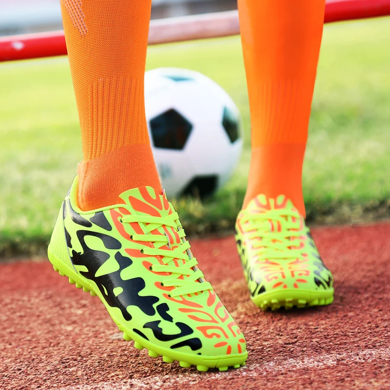 Летние футбольные бутсы для использования в помещении для мужчин газон шиповки мужские новые крутые Молодежные футбольные тренировочные кроссовки летняя домашняя обувь для детей