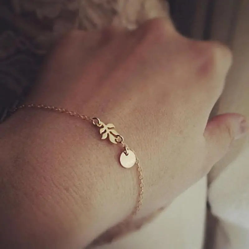 Подвеска на браслет бесконечность. Кулоны на браслет на руку. Красивый женский браслет. Подвески на браслет золото на руку. Браслет с подвеской.