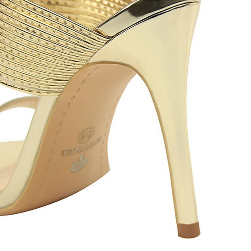 Классические туфли-лодочки; женские босоножки; модная пикантная Свадебная обувь; женская обувь из лакированной кожи на высоком каблуке; новые шлепанцы; женская обувь на шпильках