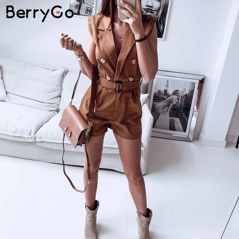 Женский спортивный костюм BerryGo с поясом элегантные на кнопках без рукавов