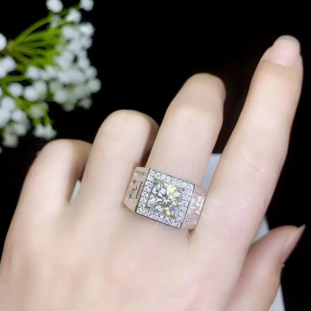 Мужские кольца Moissanite, в настоящее время самые популярные драгоценные камни, имеют высокую твердость, сравнимую с бриллиантами. 925 серебро