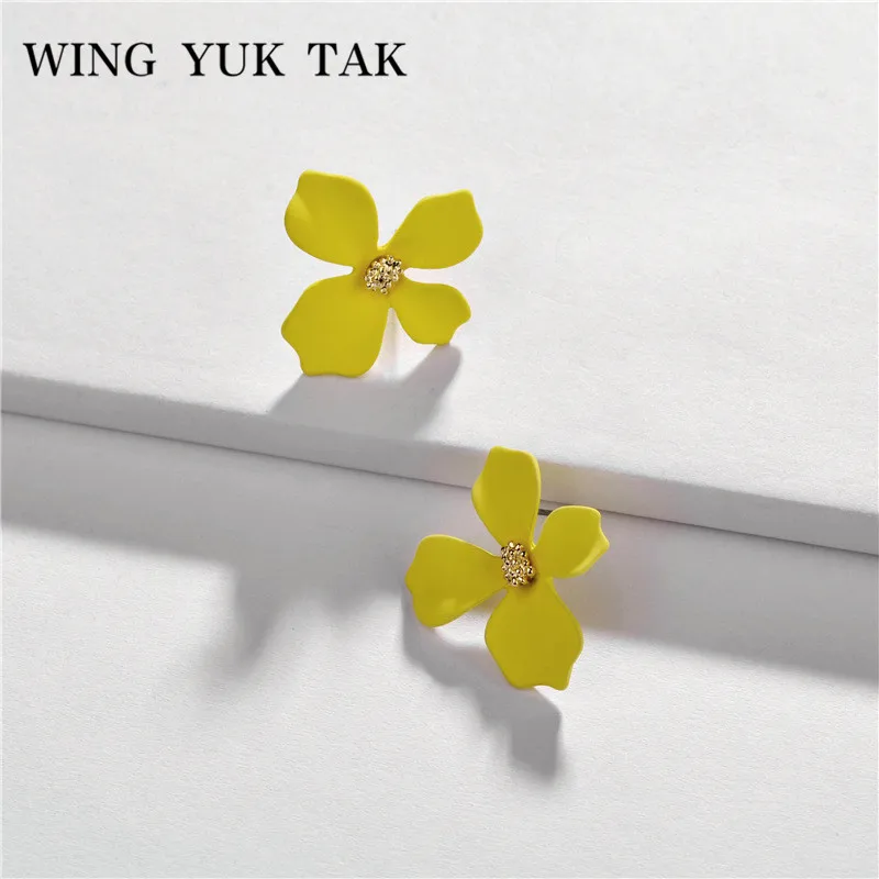 

wing yuk tak Fashion Colorful Small Flower Earrings for Women Ethnic Stud Earrings Summer Jewelry Wholesale