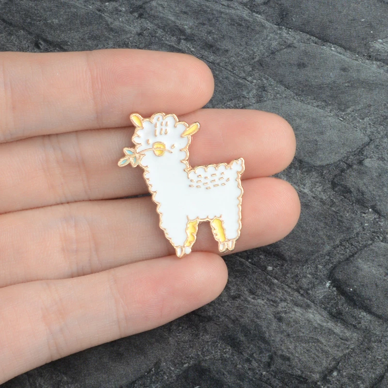 

Lovely alpaca Enamel Brooch Little sheep Pin Denim Clothes Lapel Pin Button Badge Cartoon Animal Jewelry Gift for Kids Girls
