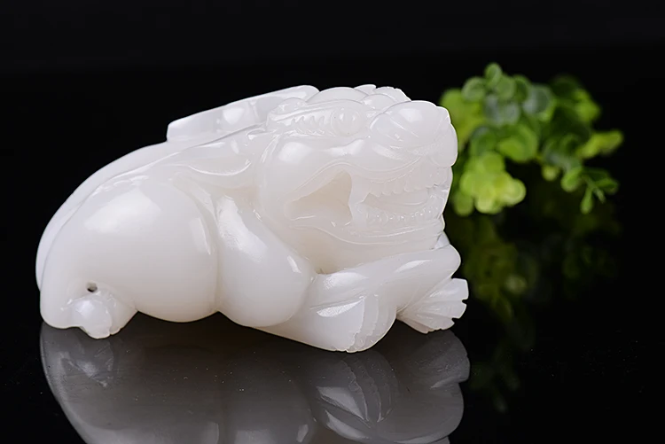 White jade камень. 20403 жадеит белый. Белый жадеит камень. White jade. Белый жадеит камень.