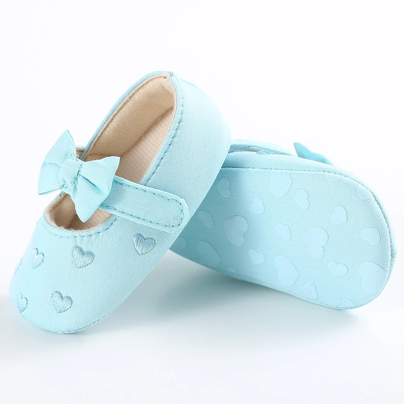 Обувь для новорожденных девочек с принтом сердца и бантом; мягкая подошва для малышей; обувь ручной работы для кроватки