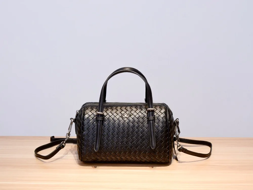 

Sheepskin High-quality 2019 Handbag The single shoulder bag Woman Sheepskin Internal and external dermis zipper Bucket bag