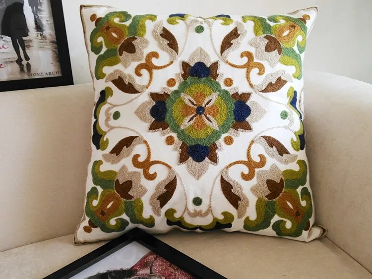 Housse de coussin canapé brodée