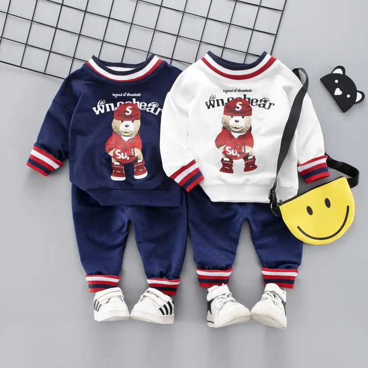 Комплект одежды для маленьких мальчиков, новинка года, весенняя одежда с героями мультфильмов для малышей, комплект из футболки с медведем и штанов для детей возрастом 1, 2, 3, 4 лет