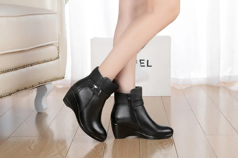 Новейшая модель; теплые женские зимние ботинки из высококачественной натуральной кожи; износостойкая повседневная обувь на танкетке; модные женские ботинки