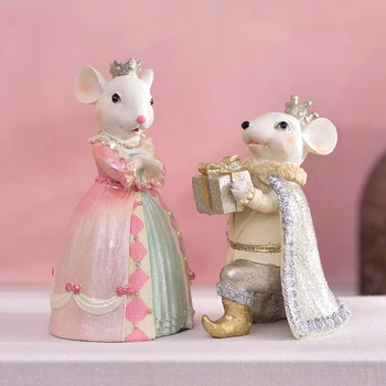 

Modern Creative King Mouse And Mouse Queen Holding Gift Box Statue Home Crafts Room Decoration Objects Office Sculpture