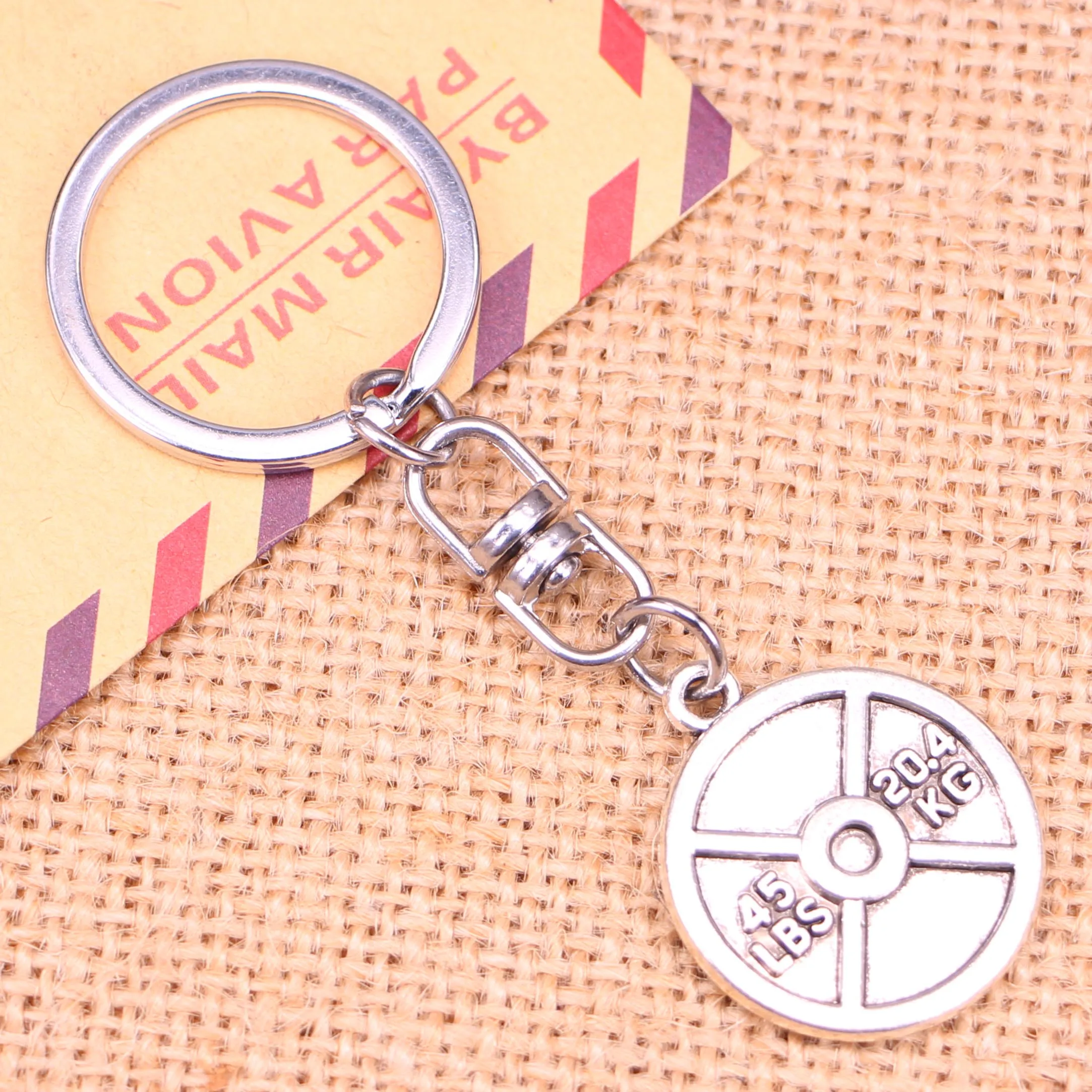 

20pcs New Fashion Keychain 24x28mm barbell disc weight 45lbs 20.4kg Pendants DIY Men Jewelry Car Key Chain Souvenir For Gift