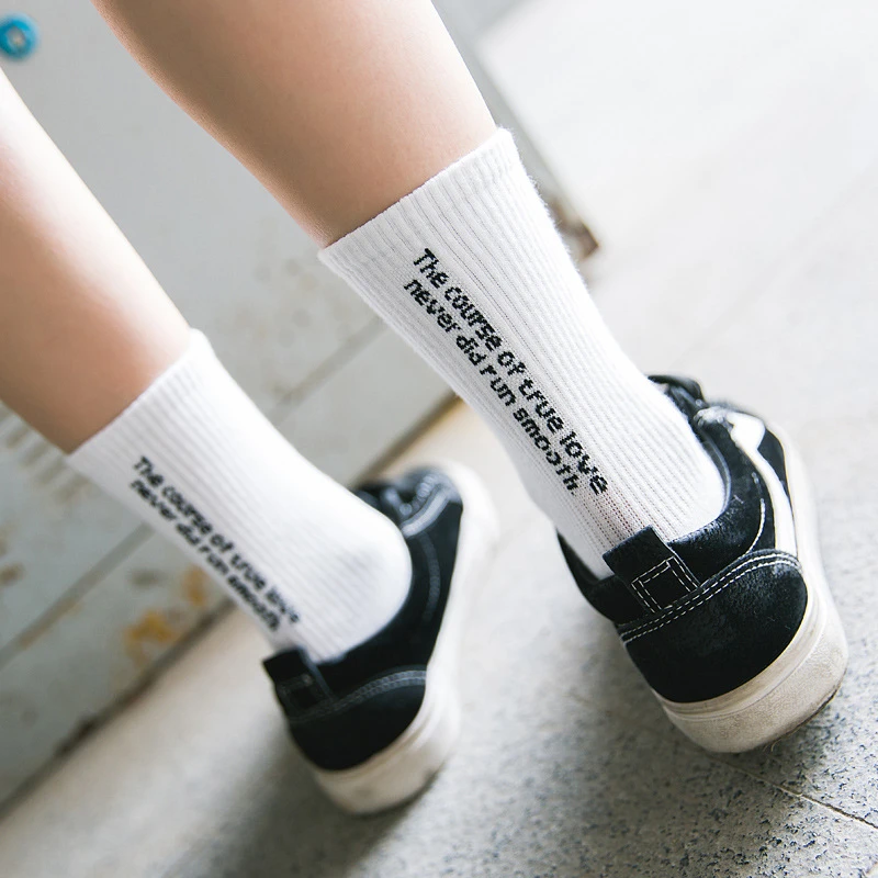 Le Parcours Du Veritable Amour N A Jamais Fait De Personnalite Lisse Personnages Anglais Femmes Chaussettes Adolescentes Lettre Skateboard Chaussettes Ado Aliexpress