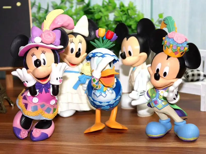 plastic minnie mouse doll