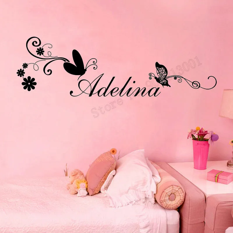 Детская комната плакат бабочки на заказ Персонализированная Наклейка на стену с именем дизайн Фреска Девушки Наклейки для декорирования комнат Декор LY1179