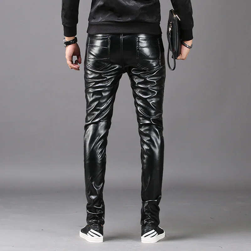 Зимние модели мужские корейские тонкие мотоциклетные кожаные брюки модные волосы стилист тенденции черные ПУ брюки теплые