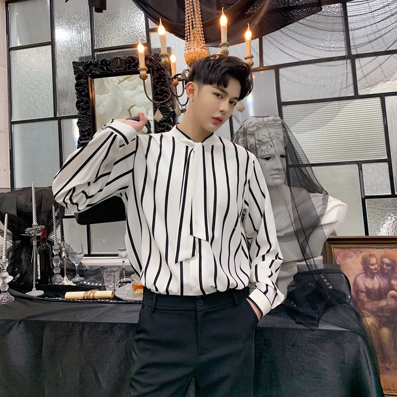 camisa rayada blanco y negro hombre