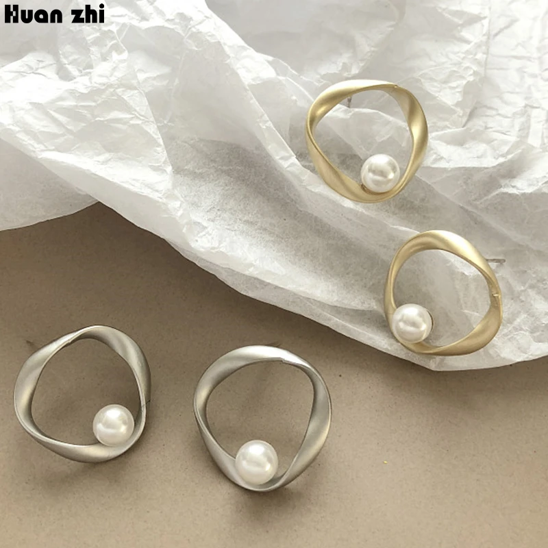

HUANZHI Chic Simple S925 Sterling Silver Pin Matte Metal Gold Geometric Irregular Circle Pearl Small Stud Earrings for Women Gir