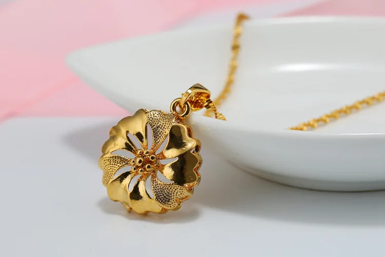 

Simulation Golden Rose Flower Imitation Golden Three-dimensional Sunflower bud Hollow Petal Round Four-leaf clover Necklace