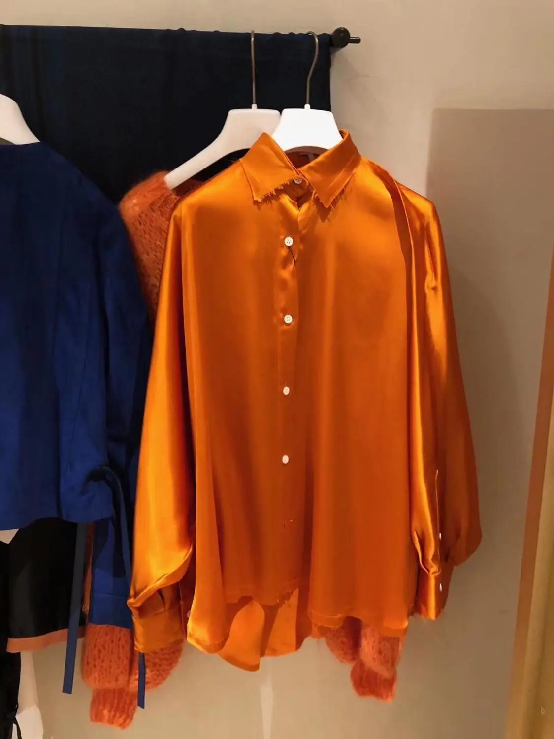 

2019 new ladies fashion bat long sleeve sexy casual solid color silk shirt 0710