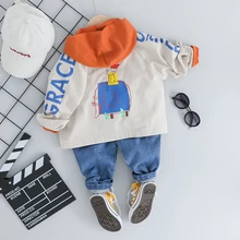 Коллекция года, Осенние костюмы для маленьких мальчиков комплект одежды для маленьких детей, пальто с буквенным принтом футболка с капюшоном и штаны, комплекты Детский костюм