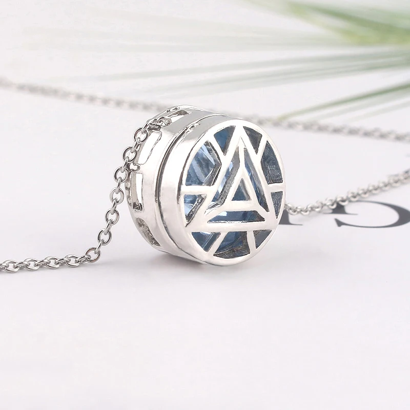 

Marvel Avenger 4 Iron man heart reactor Necklace Thanos thor crystal men women Jewelry chain crystal Pendant letter jewelry