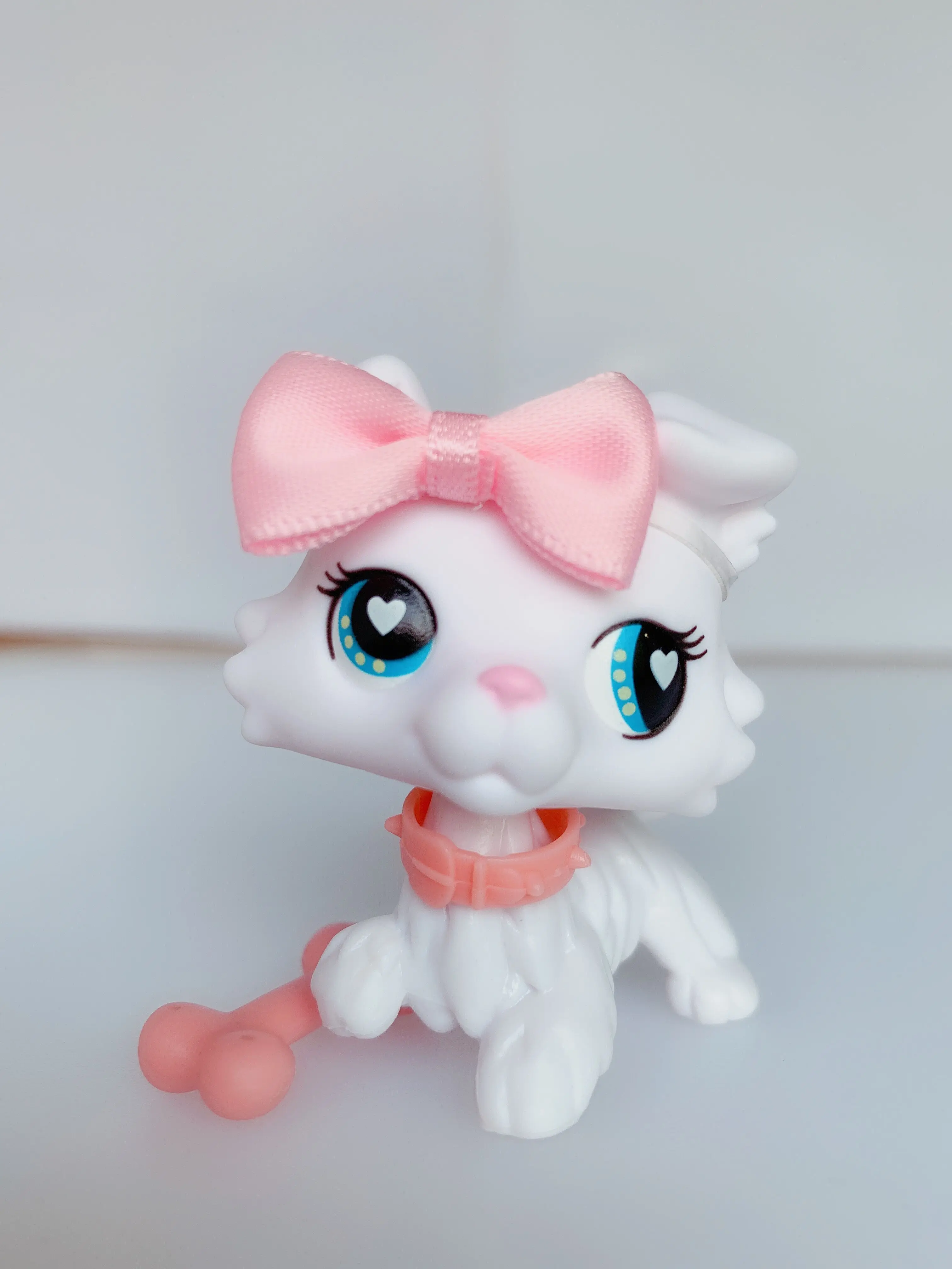 

Pet Shop New Collie Dog Blue Eyes Heart-shaped Very Rare With Accessories Bone bowknot With Magnet For your children best gift