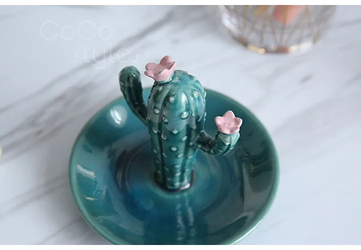 19 Ceramic jewelry dish  (2)