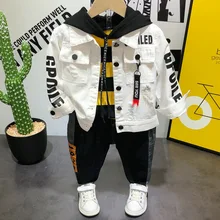 Модные Весенняя дежда для мальчиков с длинным рукавом ковбойская куртка+ полосатая толстовка с капюшоном+ штаны комплект из 3 предметов, белая костюмы Одежда для детей наборы для ухода за кожей