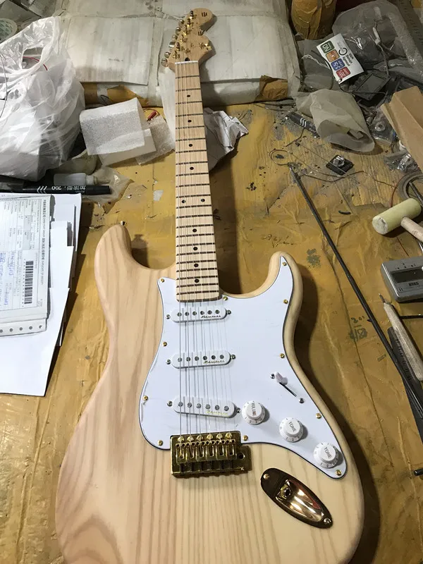 

The factory exports high quality 6 chord ST electric guitar Golden accessories free delivery