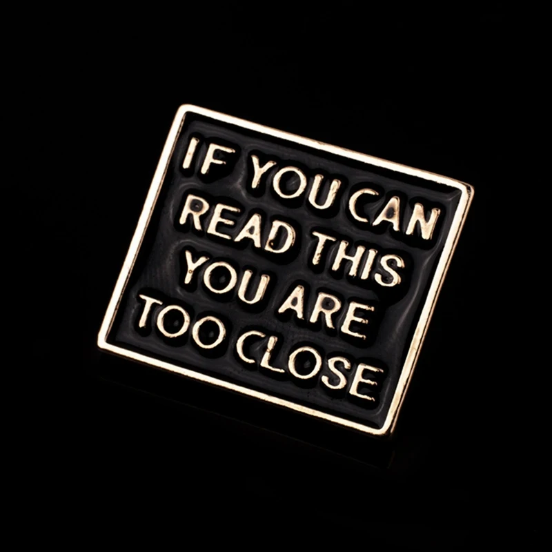 Забавная эмалированная брошь с надписью IF YOU CAN READ THIS ARE TOO CLOSE|Броши| |