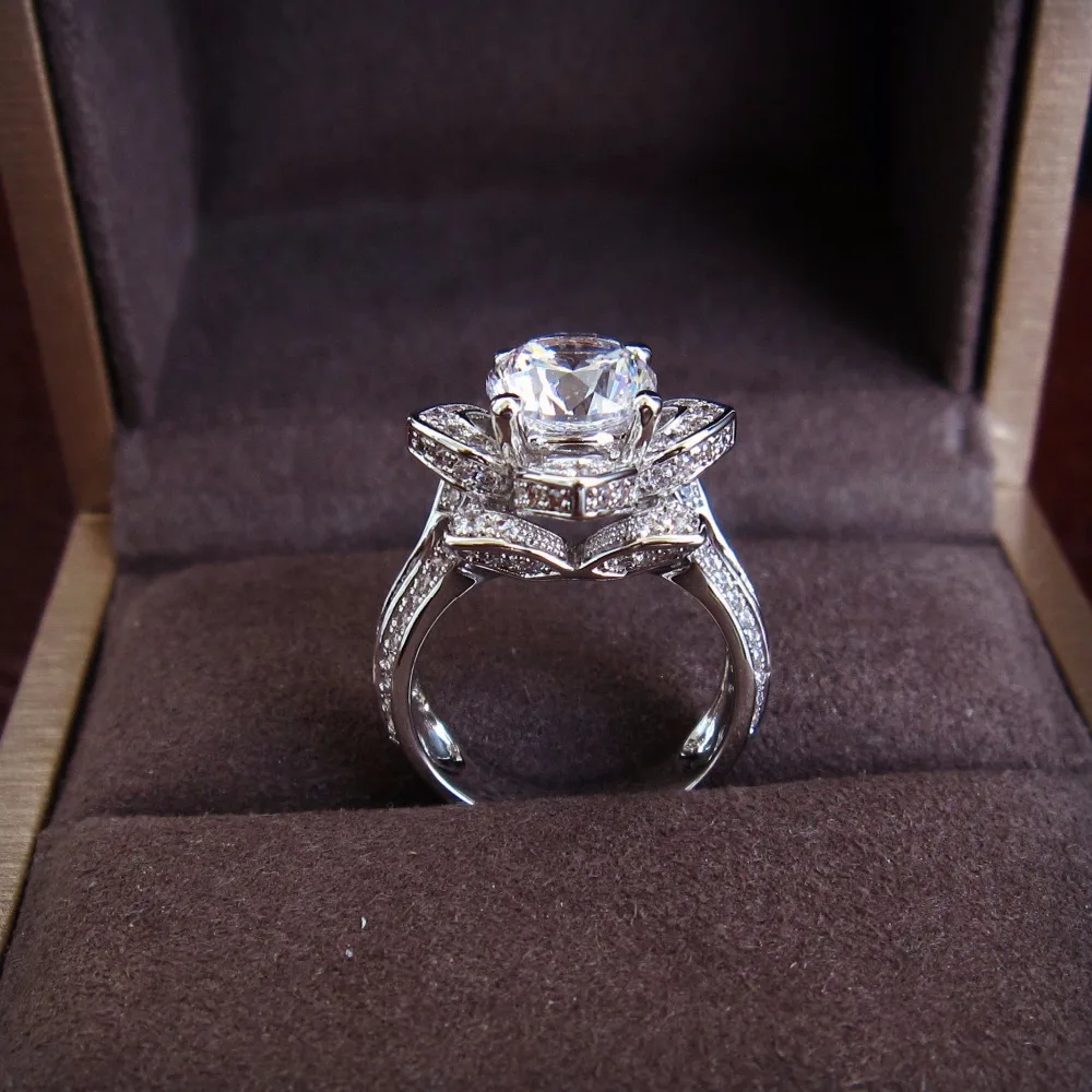 Роскошное кольцо с микро паве 2 карата в форме импортного ромбовидного цветка