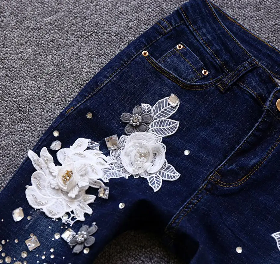 Со стразами джинсы 2018 Новая мода Тонкий Бисер кружевные цветы джинсовые узкие вышитые вспышки карандаш джинсы