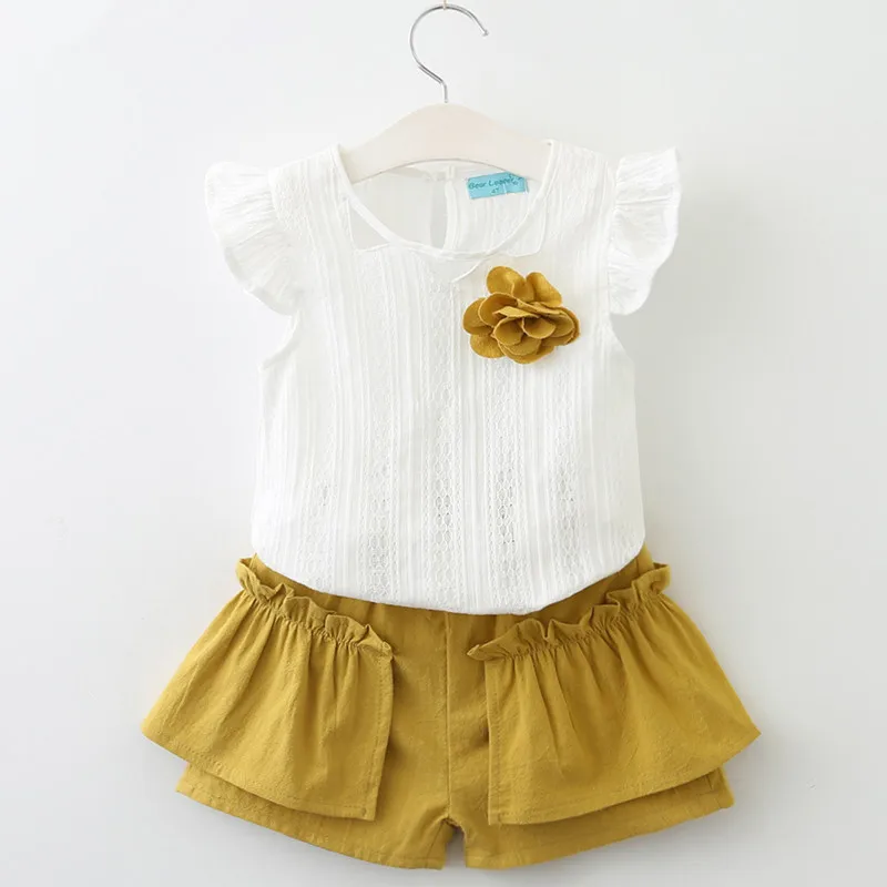 

2019 Summer Children's Suits Girls Round Neck Flying Sleeves T + Wooden Ear Shorts Two-piece Suit 9049