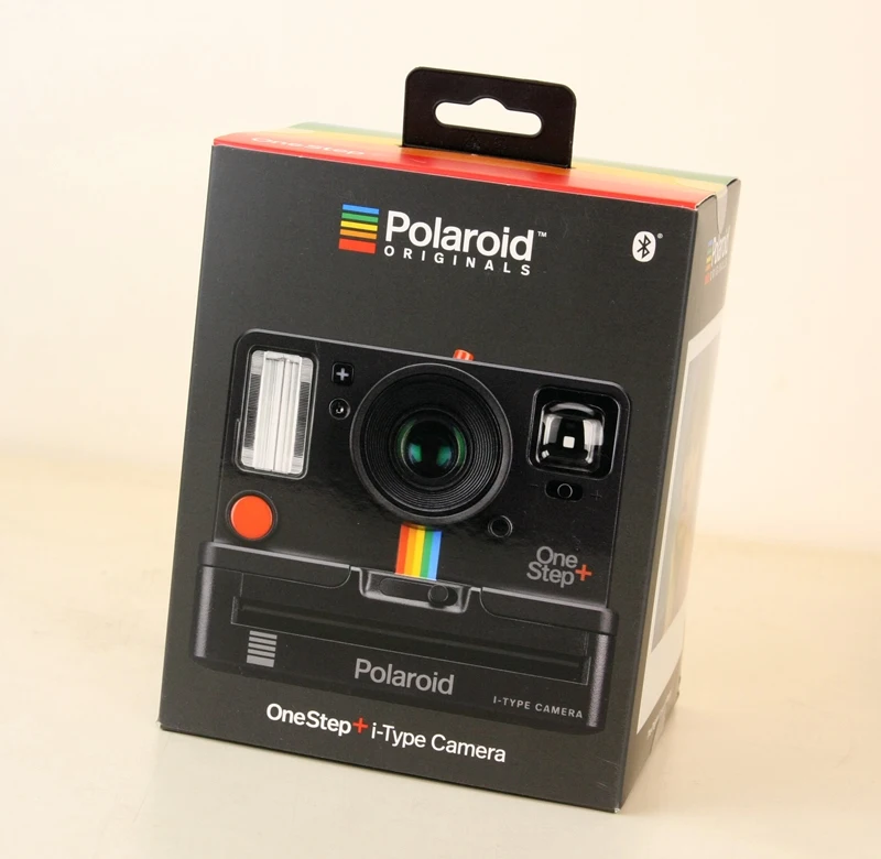 К телефону подключена камера Polaroid Originals Onestep+ White и Black rainbow с пленкой i-type 600 и Bluetooth