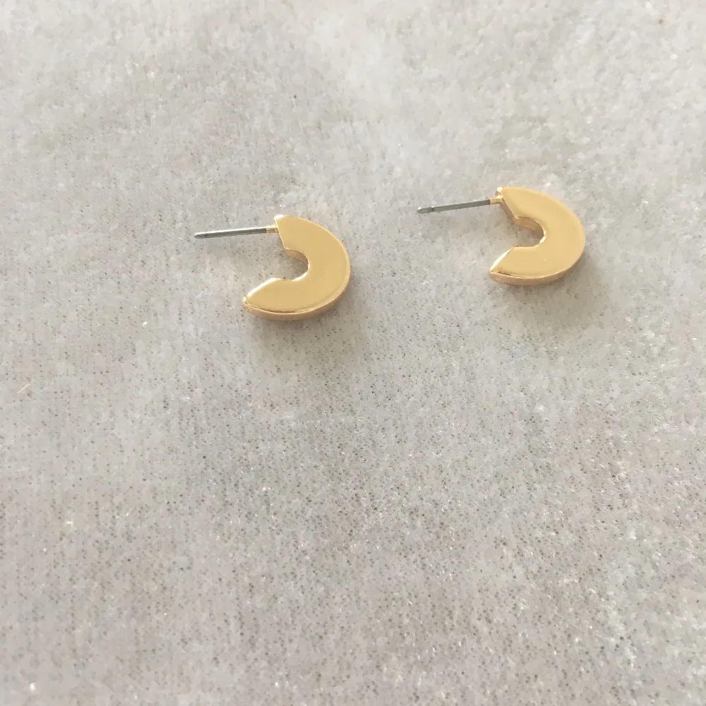 

CUTE GOLD COLOR U SHAPE SMALL STUD EARRING FOR WOMAN GIRL