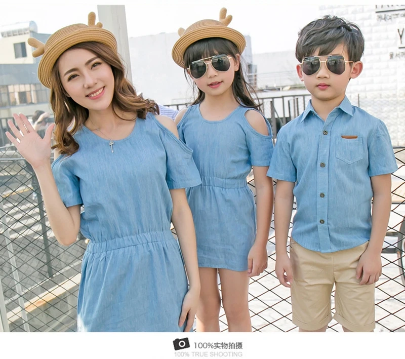 Летний комплект одежды для семьи; платье без бретелек для мамы и дочки; короткая футболка для папы и сына; Модная одежда для семьи; корейский стиль