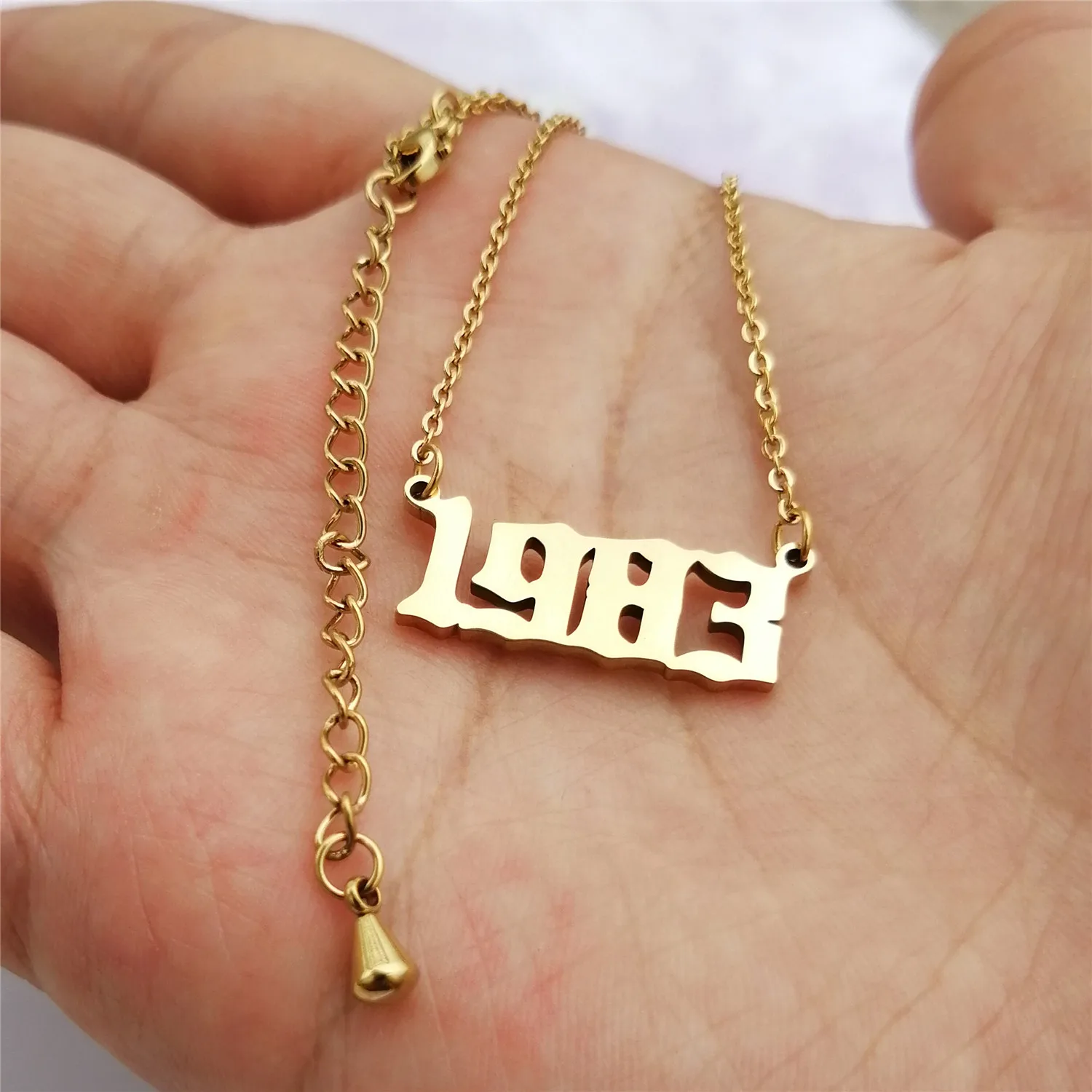 Ожерелье с английским цифром для женщин Золотистое под заказ 1983 мужское ошейник