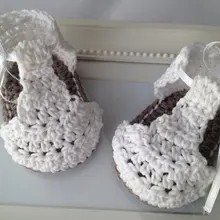 Красивые детские сандалии, вязанные крючком, идеально подходят в качестве подарка для новорожденных, детского душа, дня рождения