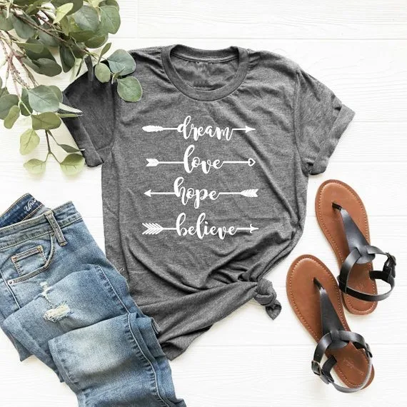 Футболка женская мягкая вдохновляющая с надписью Dream Love Hope Believe графическая |