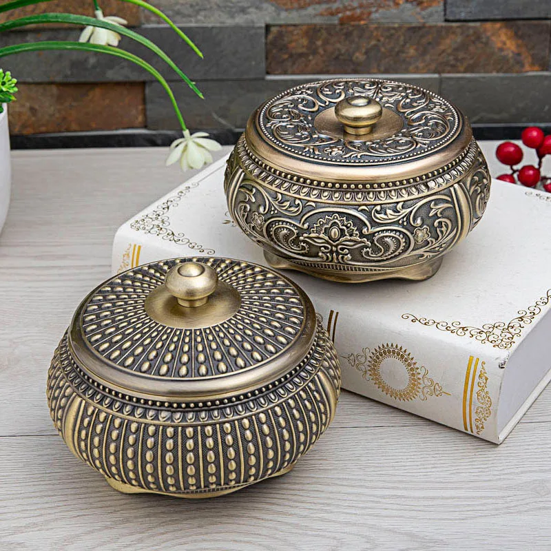 

Creative European Retro with Lid Ashtray Metal Craft Carved High-grade Ashtray Environmental Ashtray Men's Gift Cenicero