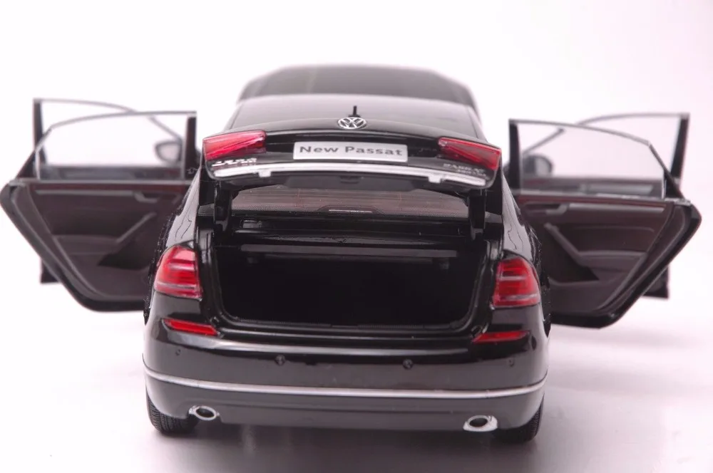 Volkswagen Passat 2016 car model in scale 118 (6)