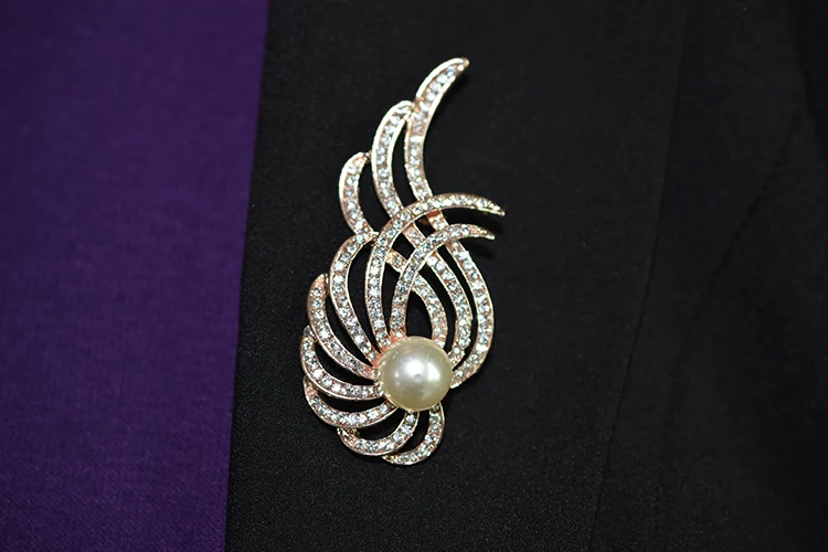 

New Korean edition jewelry wholesale fashion luxury crystal pearl flower scarf Brooch for women
