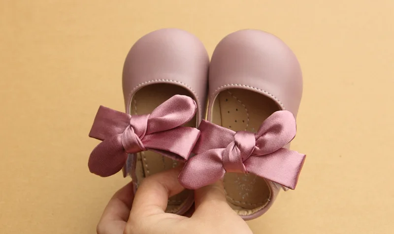 Carrinho de Bebê Recém-nascido da Menina da Criança Sapatos de Bebê Estilo Chinês Arco-nó Sapatos Berço Macio Sole Prewalker Anti-deslizamento 25 Mamãe e Bebê